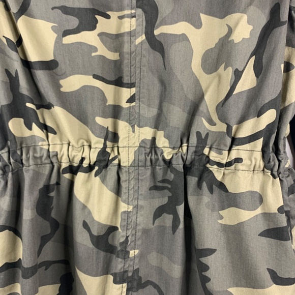Forever 21 washed camo sweatshirt /hooded utility jacket, with zippered pockets - Picture 5 of 12